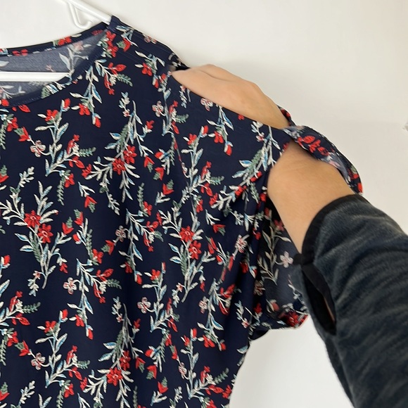 BEACON short sleeve blouse peel a boo shoulders floral navy and red L - Picture 4 of 8